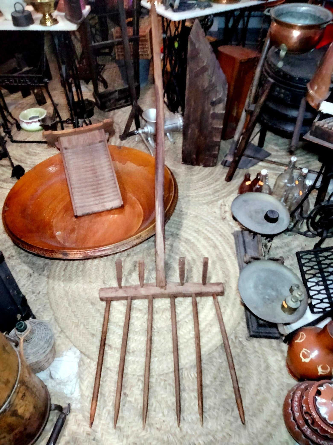 Vierga antigua para mover paja de excelente calidad, pieza rústica de madera con seis púas, ideal para decoración de estilo rural.