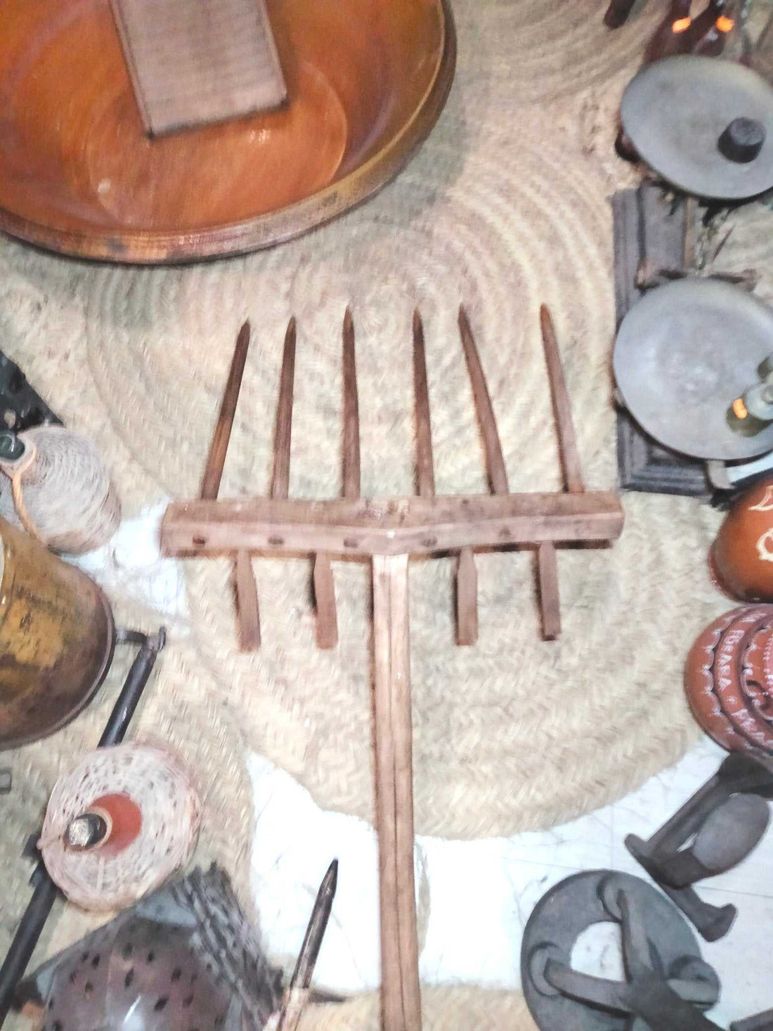 Vierga antigua para mover paja de excelente calidad, pieza rústica de madera con seis púas, ideal para decoración de estilo rural.