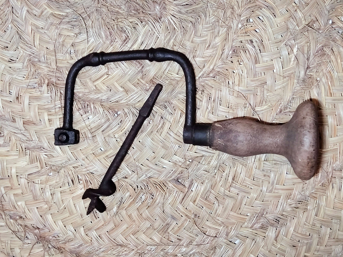 Taladro manual con mango de madera y broca cuadrada desmontada, ideal para decoración vintage en hogar y jardín. Diseño clásico para coleccionistas.