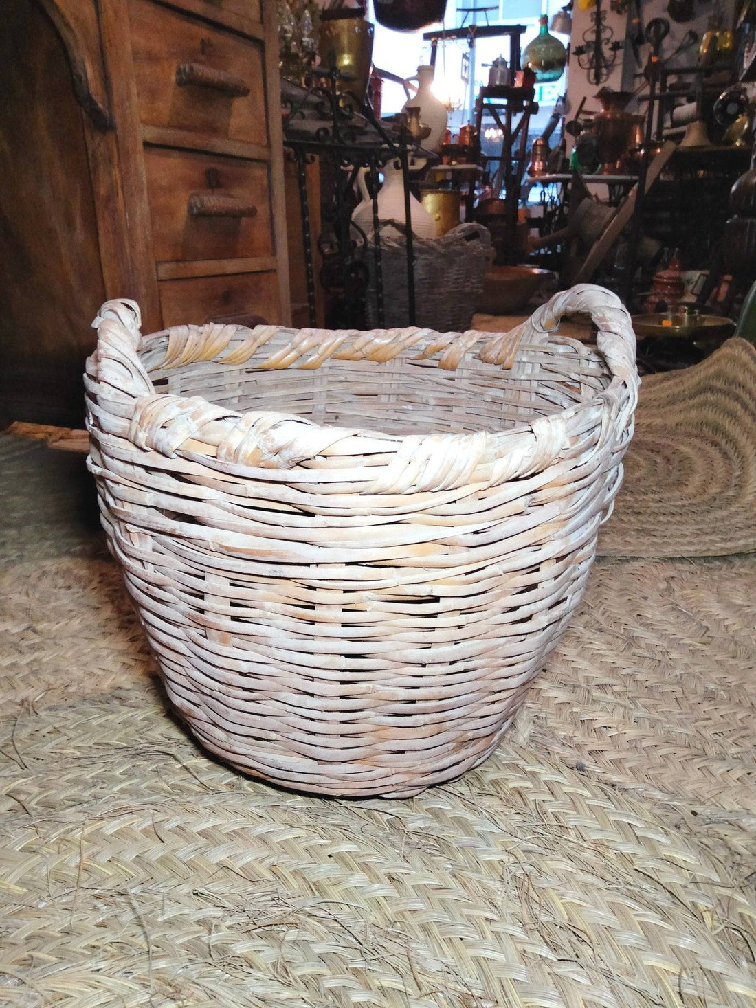 Canasta de cañas decorativa ideal con acabado rústico, perfecta para decoración de interiores en estilo natural. Calidad excepcional para hogar y jardín.