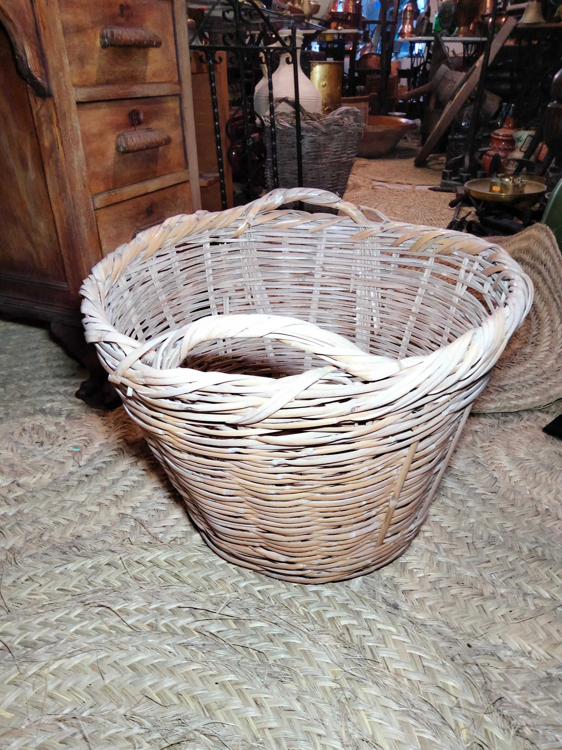 Canasta Decorativa - Cesta de Caña tejida a mano, ideal para el hogar funcional. Perfecta para decorar o almacenar en espacios rústicos o naturales.