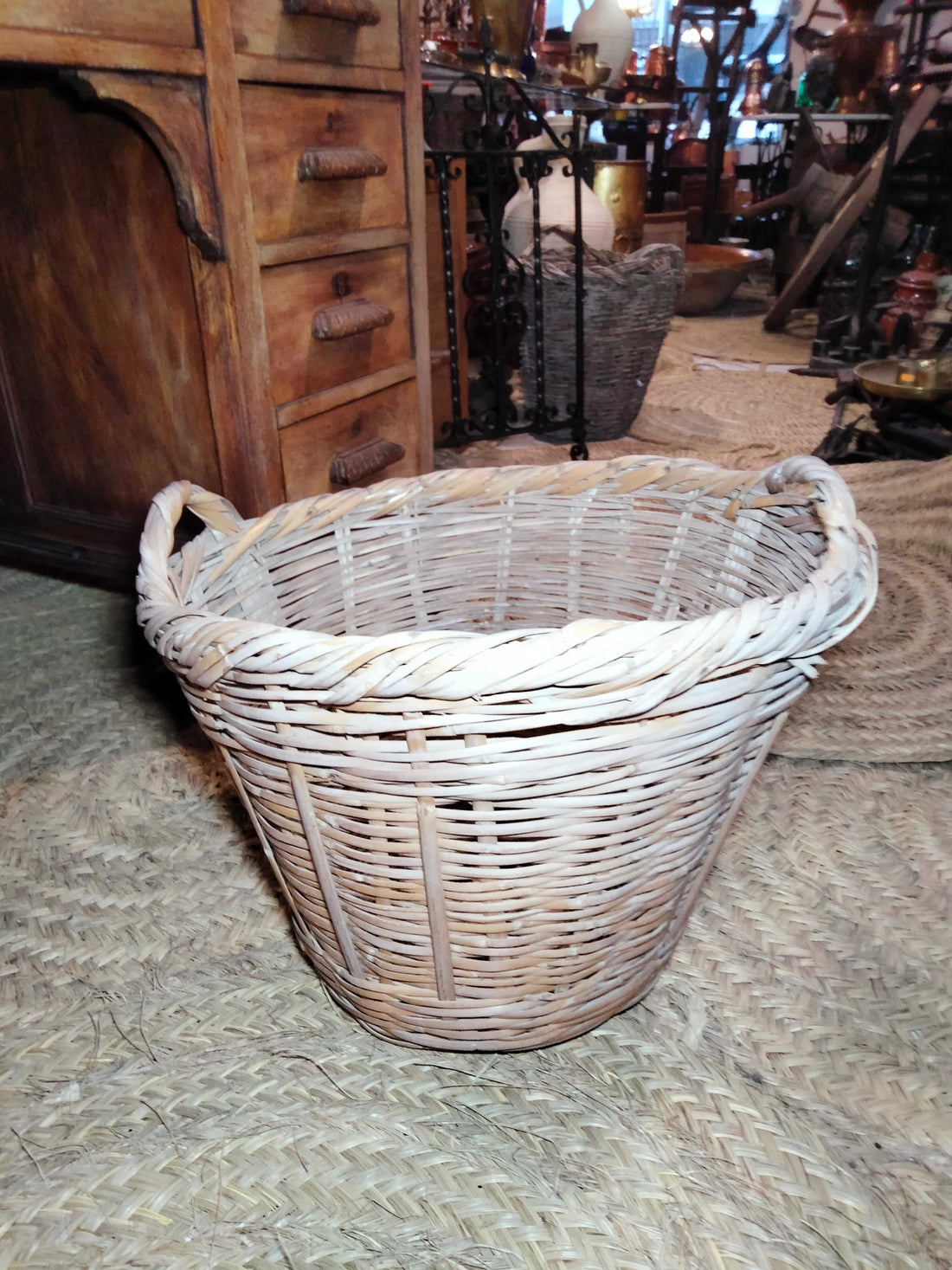 Canasta Decorativa - Cesta de Caña tejida a mano, ideal para el hogar funcional. Perfecta para decorar o almacenar en espacios rústicos o naturales.