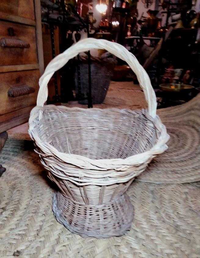 Cesteria de mimbre artesanal para flores con asa trenzada, ideal para decoración rústica en bodas y eventos. Cesta versátil para el hogar.