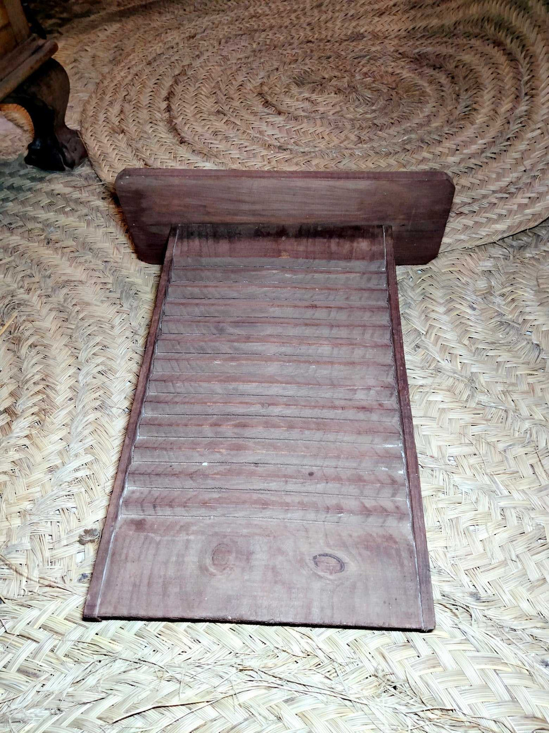 Tabla lavadero de madera vintage siglo XX con superficie acanalada, ideal para decoración rústica en hogar. Pieza única de Cositas Antiguas.