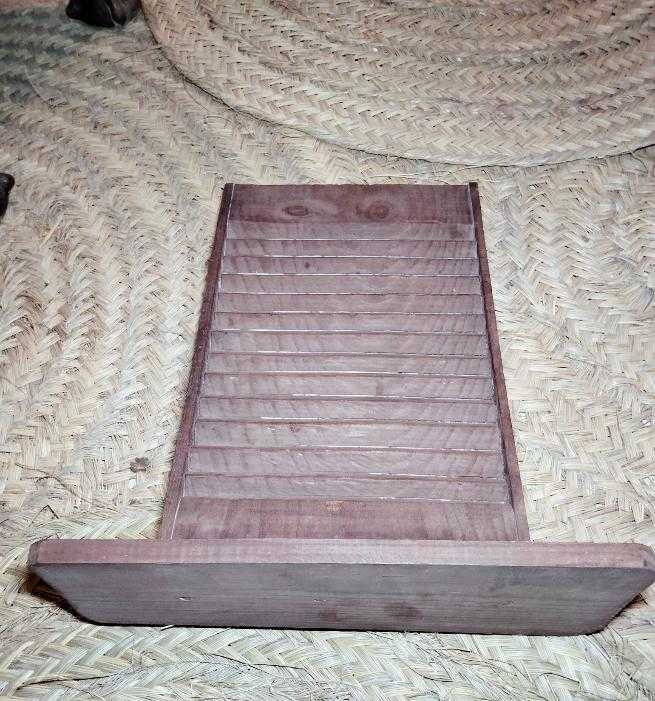 Tabla lavadero de madera vintage siglo XX con superficie acanalada, ideal para decoración rústica en hogar. Pieza única de Cositas Antiguas.