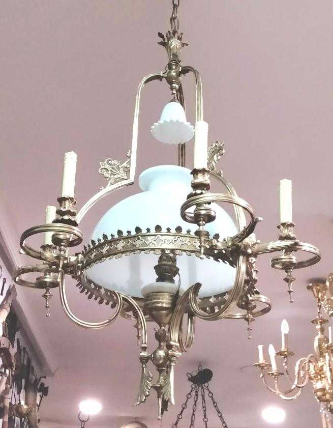 Lámpara quinqué de techo en bronce con tulipa central blanca, diseño vintage con seis brazos decorativos para salón o entrada elegante.