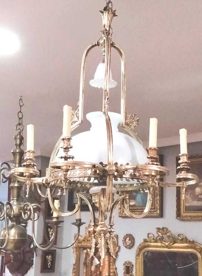 Lámpara quinqué de techo en bronce con tulipa central blanca, diseño vintage con seis brazos decorativos para salón o entrada elegante.