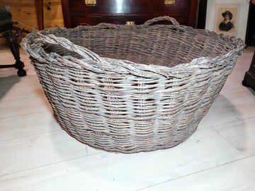 Gran Canasta Antigua de Olivo - Decoración con Historia tejida a mano, ideal como leñera o pieza decorativa rústica para interiores vintage.