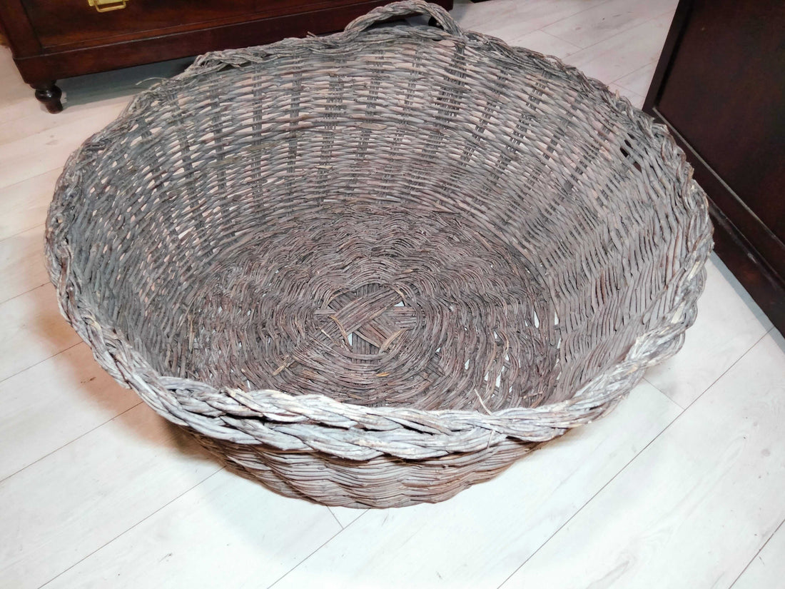 Gran Canasta Antigua de Olivo - Decoración con Historia tejida a mano, ideal como leñera o pieza decorativa rústica para interiores vintage.