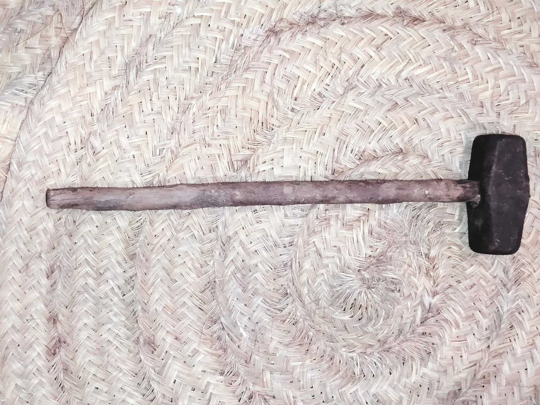 Mazo de hierro antiguo de acero con mango largo, ideal para decoración rústica en hogar o jardín. Pieza vintage resistente y auténtica.