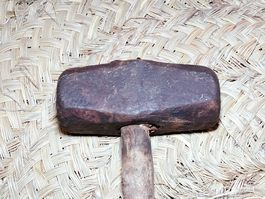 Mazo de hierro antiguo de acero con mango largo, ideal para decoración rústica en hogar o jardín. Pieza vintage resistente y auténtica.