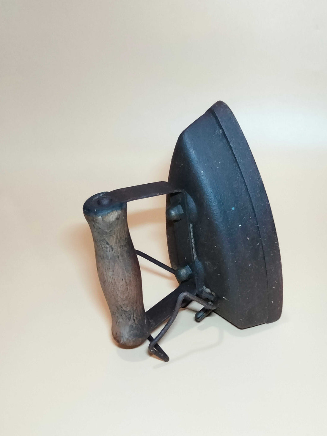 Plancha eléctrica antiguo con apoyador, mango de madera y cuerpo de hierro, ideal para decoración vintage en hogar o colección retro.