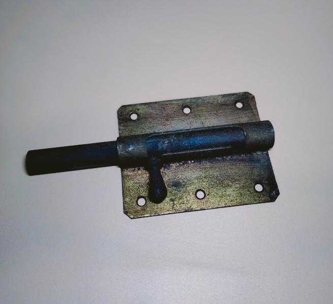 Gran Pestillo Forja Antigua con acabado envejecido, ideal como pieza decorativa funcional para puertas rústicas. Fabricado en hierro resistente.