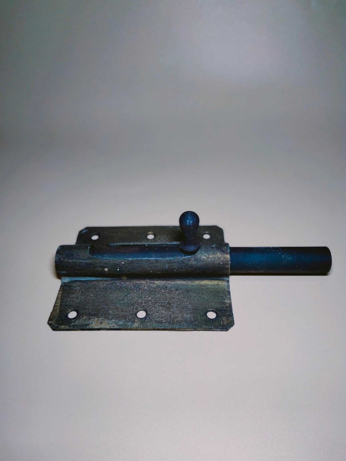 Gran Pestillo Forja Antigua con acabado envejecido, ideal como pieza decorativa funcional para puertas rústicas. Fabricado en hierro resistente.