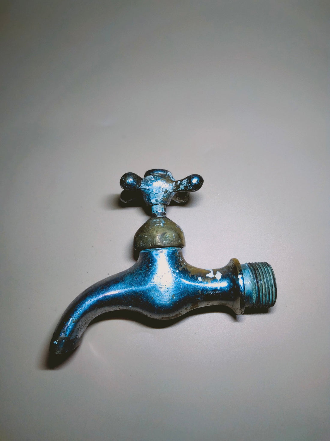 Grifo metálico antiguo con acabado envejecido, ideal para decoración de cocina o baño. Grifo duradero con rosca 3/4 y diseño clásico.