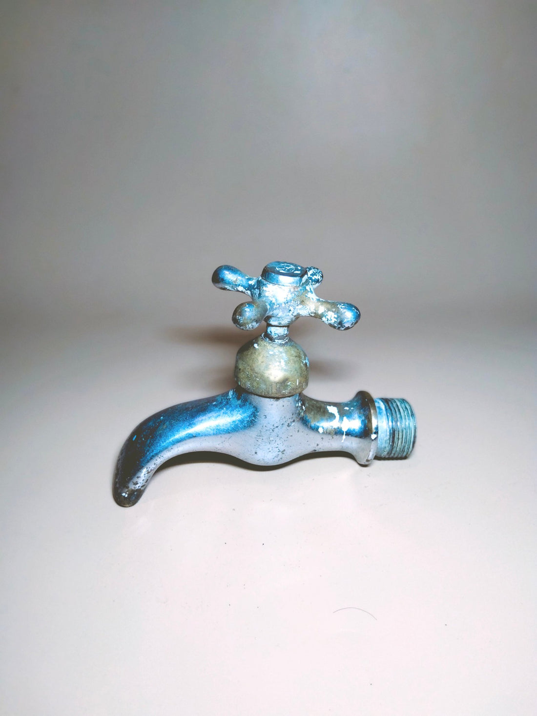 Grifo metálico antiguo con acabado envejecido, ideal para decoración de cocina o baño. Grifo duradero con rosca 3/4 y diseño clásico.