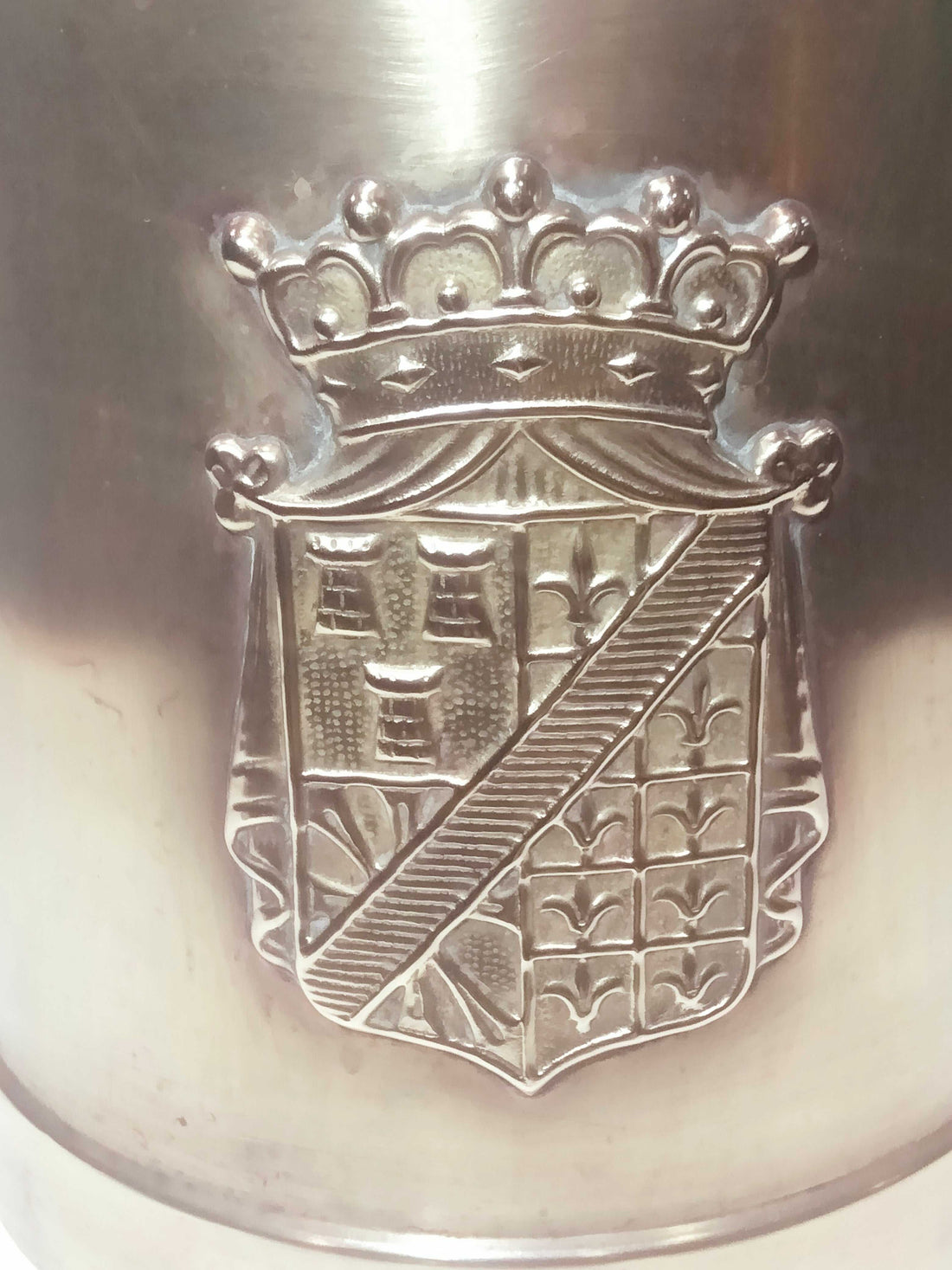Carbonera metal con escudo español y remaches decorativos, ideal para decoración rústica o uso como paragüero vintage en el hogar.