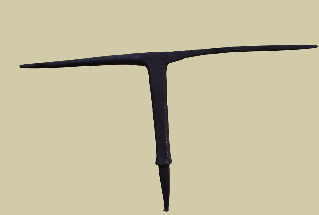 Yunque antiguo para trabajos de latero en forma de T, herramienta de hierro forjado ideal para decoración rústica o colección vintage.