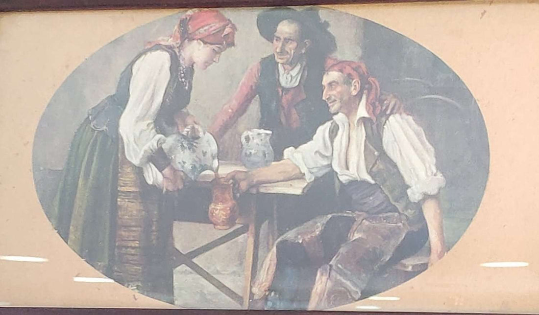 Lamina antigua de escena rural con marco de caoba, muestra a dos hombres y una mujer sirviendo una jarra en un entorno costumbrista. Ideal para decoración vintage en hogar o jardín.