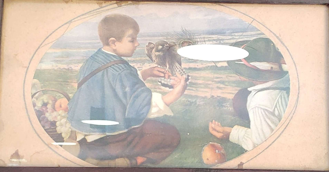 Lamina antigua de escena pastoral con marco de caoba, muestra a dos niños en un campo con flores y un perro. Ideal para decoración vintage de hogar.