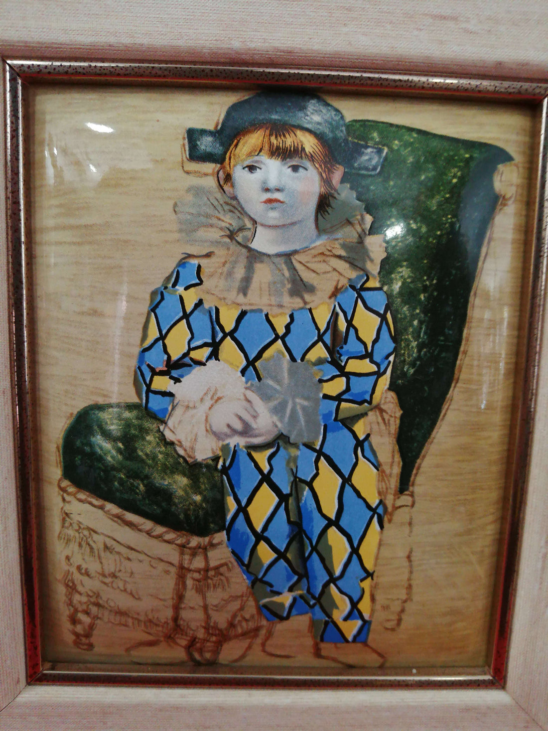 Esmalte Picasso motivo arlequín: arte exclusivo y original con figura infantil en traje de rombos azules y amarillos sobre silla verde. Decoración artística ideal para coleccionistas de arte contemporáneo.