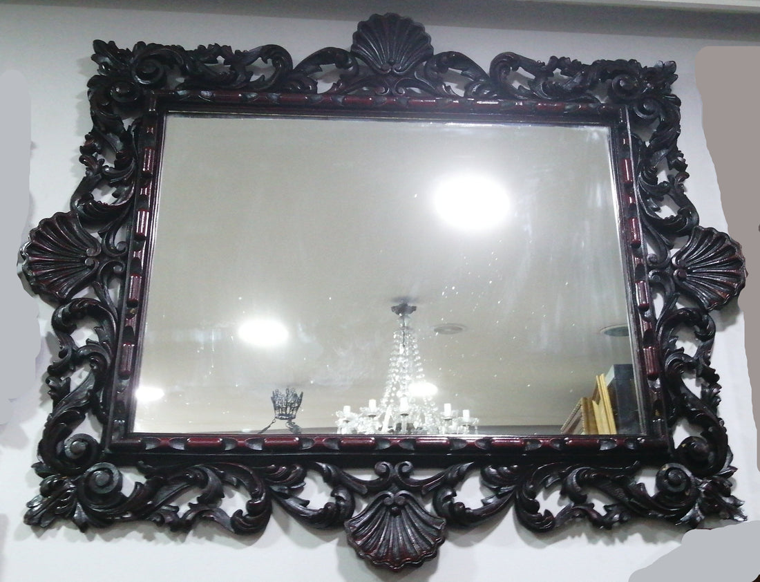 Espejo con marco de caoba tallada y detalles de conchas, estilo vintage, ideal para decoración clásica en hogar o jardín.