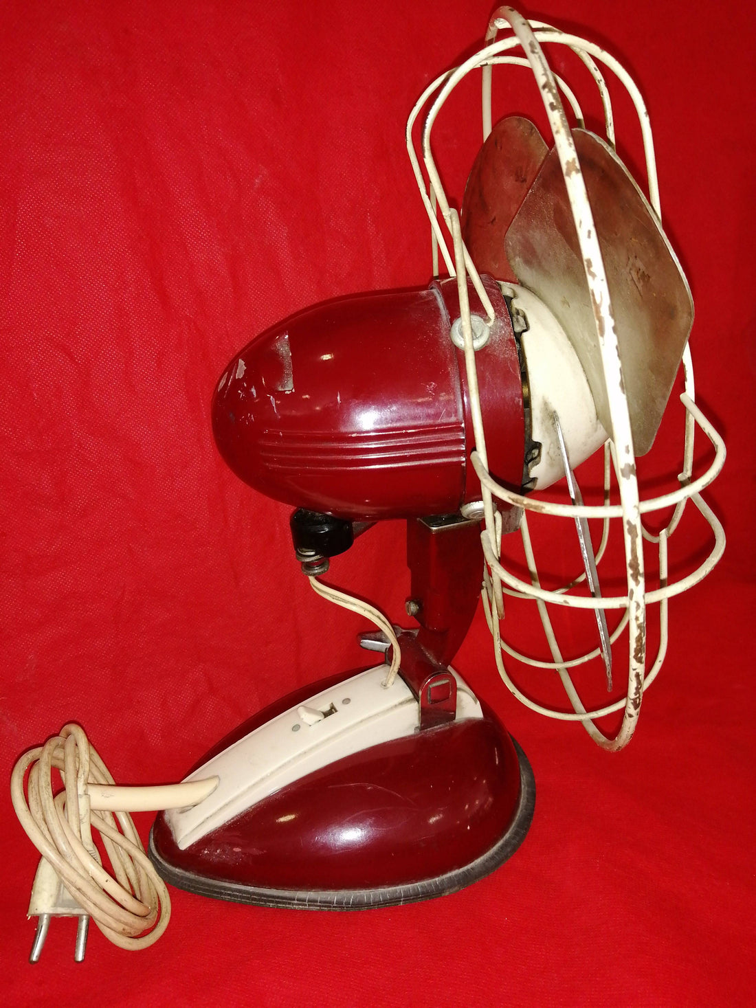 Ventilador Antiguo Philips 125V con diseño vintage en metal y base oscura, ideal para decoración retro en el hogar o jardín.