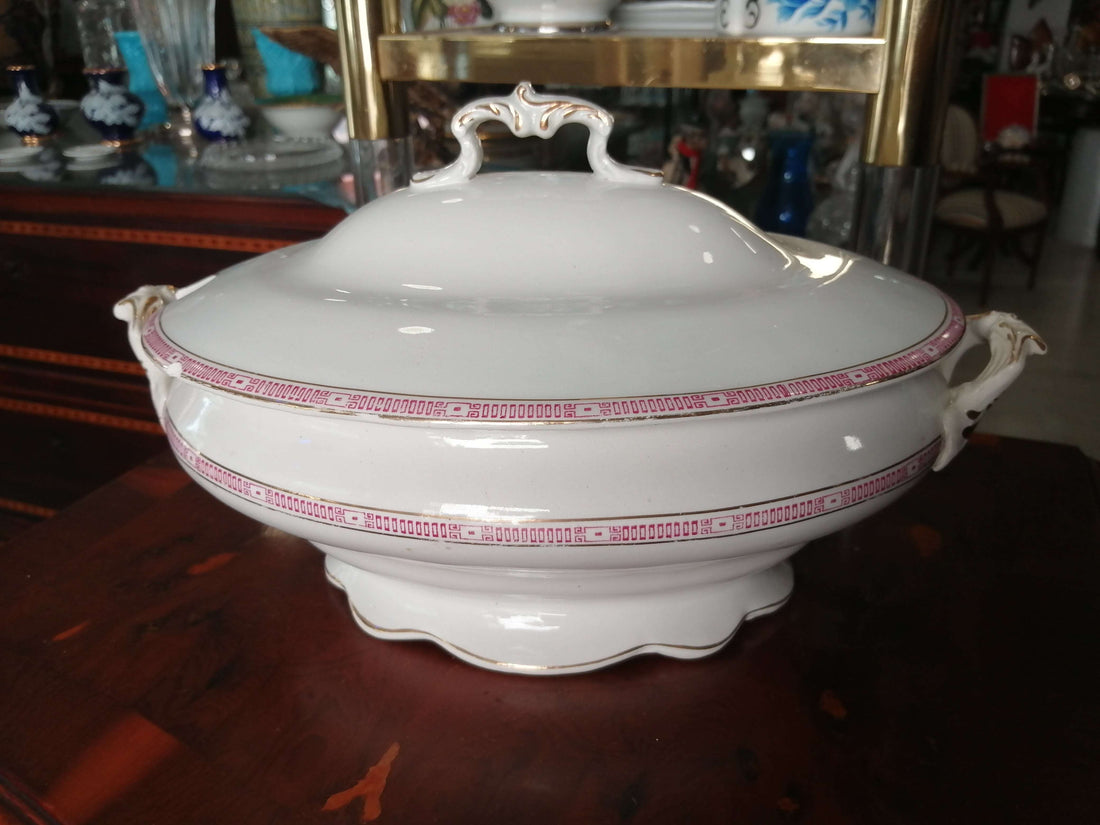 Fuente de porcelana con tapa de diseño clásico y detalles rosados, ideal para decoración elegante en el hogar o eventos formales.