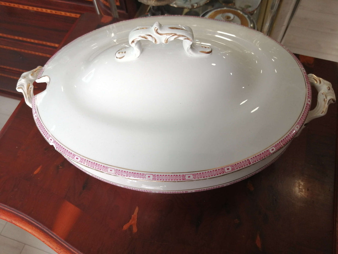 Fuente de porcelana con tapa de diseño clásico y detalles rosados, ideal para decoración elegante en el hogar o eventos formales.