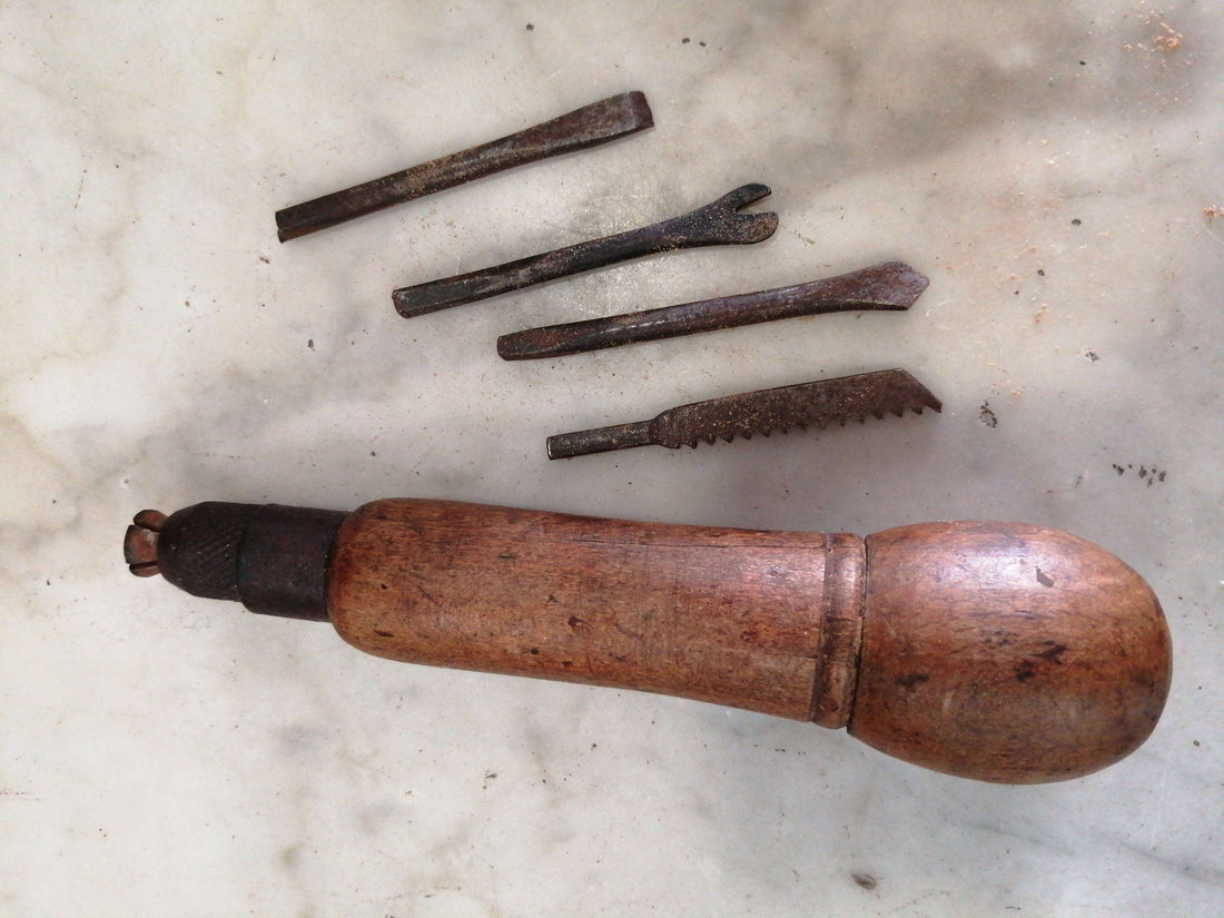 Herramienta multiuso vintage de alta calidad con mango de madera y cinco accesorios metálicos intercambiables, ideal para decorar espacios rústicos.