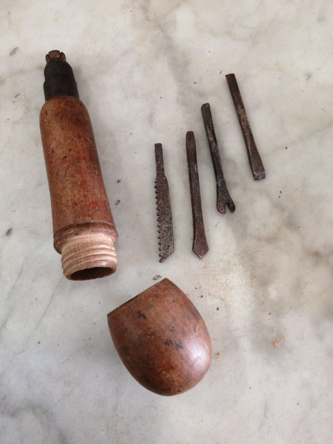 Herramienta multiuso vintage de alta calidad con mango de madera y cinco accesorios metálicos intercambiables, ideal para decorar espacios rústicos.