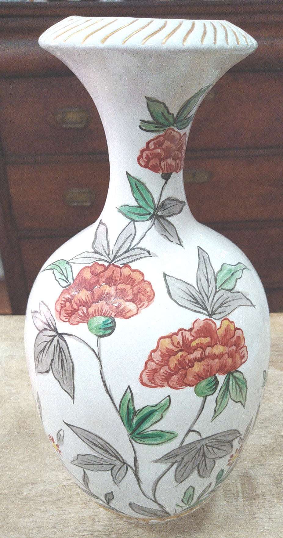 Jarrón antiguo de Manises, calidad artesanal y diseño único con flores pintadas a mano en tonos rojos y verdes. Ideal para decoración elegante.