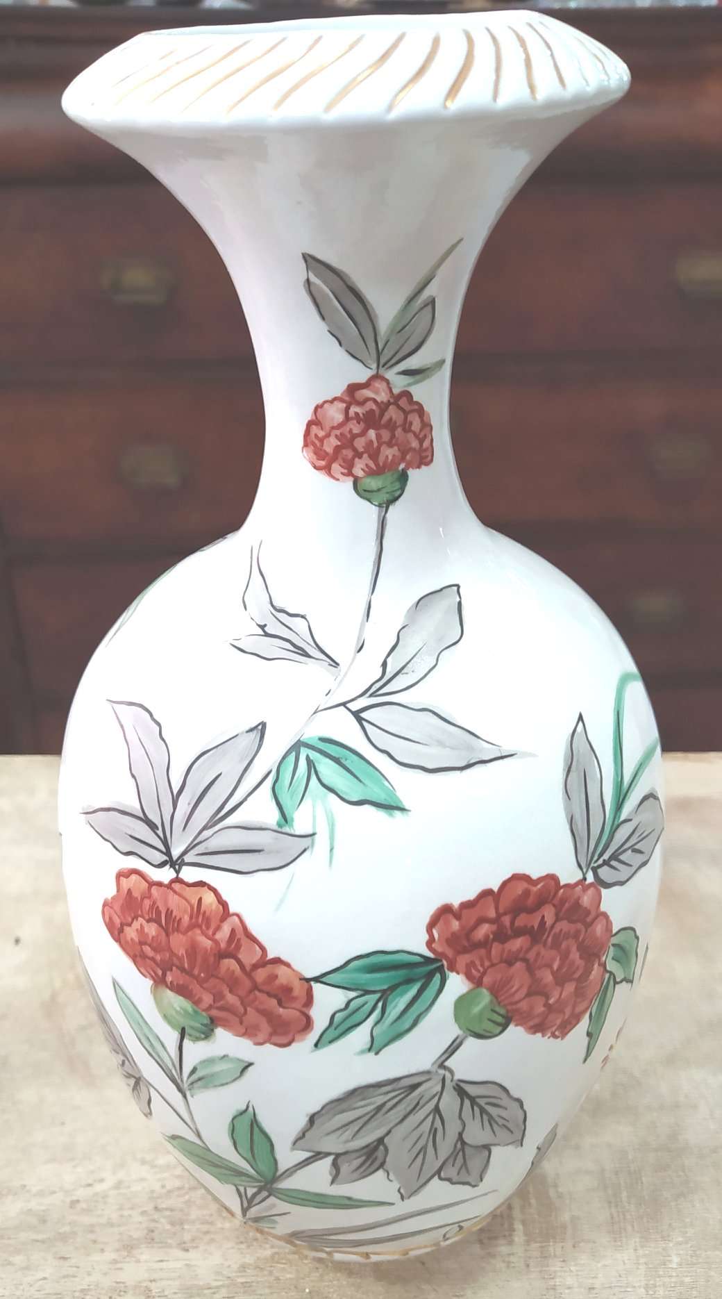Jarrón antiguo de Manises, calidad artesanal y diseño único con flores pintadas a mano en tonos rojos y verdes. Ideal para decoración elegante.