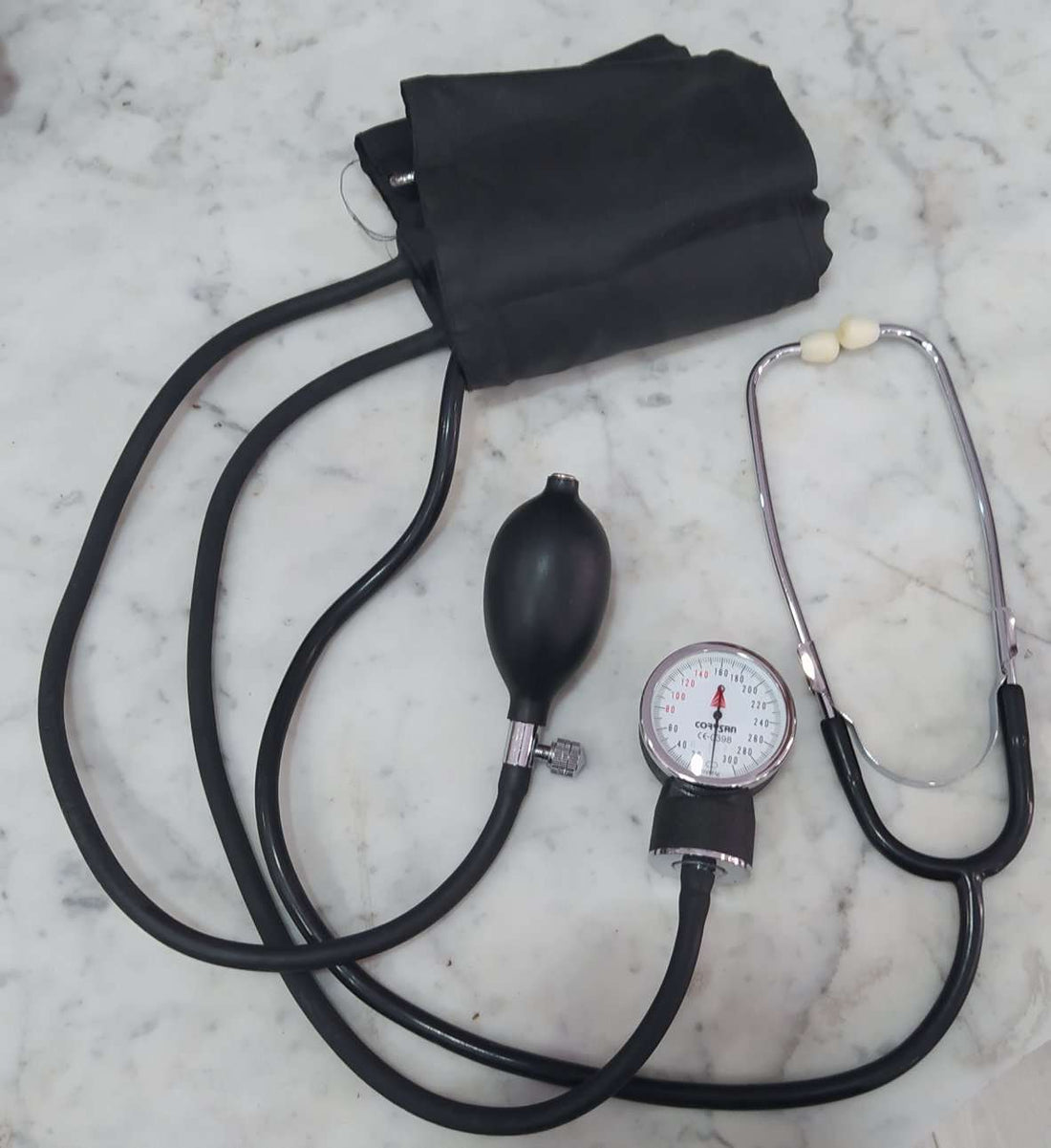 Tensiómetro antiguo coleccionable en venta exclusiva con estetoscopio, ideal para decoración vintage en espacios médicos o temáticos del hogar.