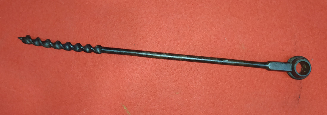 Herramienta artesanal ideal para carpintería, restauraciones y coleccionistas. Esta barrena de ebanista es una pieza antigua con un diseño clásico y funcional, fabricada en hierro forjado para garantizar durabilidad y precisión en la perforación de madera.