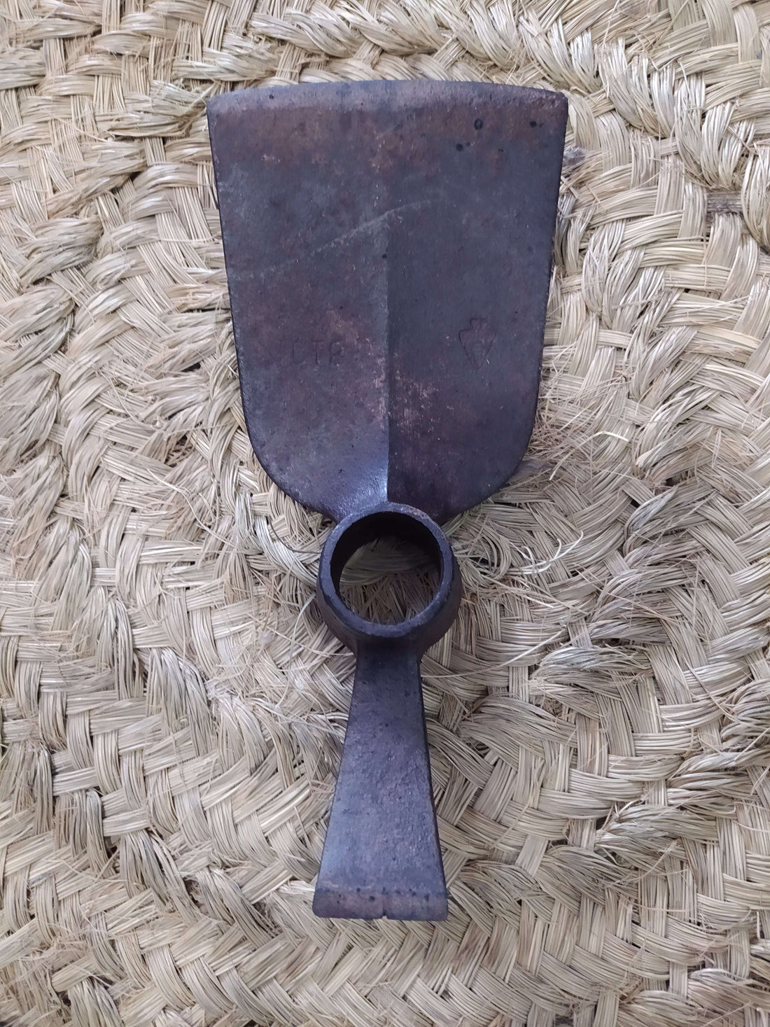 Pico zoleta antiguo de hierro forjado, herramienta de colección ideal para decoración rústica en hogar y jardín. Calidad artesanal histórica.