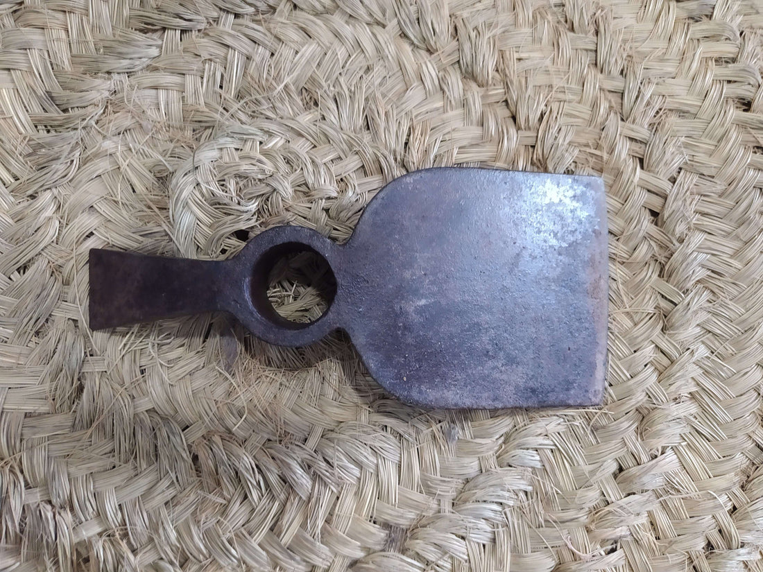 Pico zoleta antiguo de hierro forjado, herramienta de colección ideal para decoración rústica en hogar y jardín. Calidad artesanal histórica.