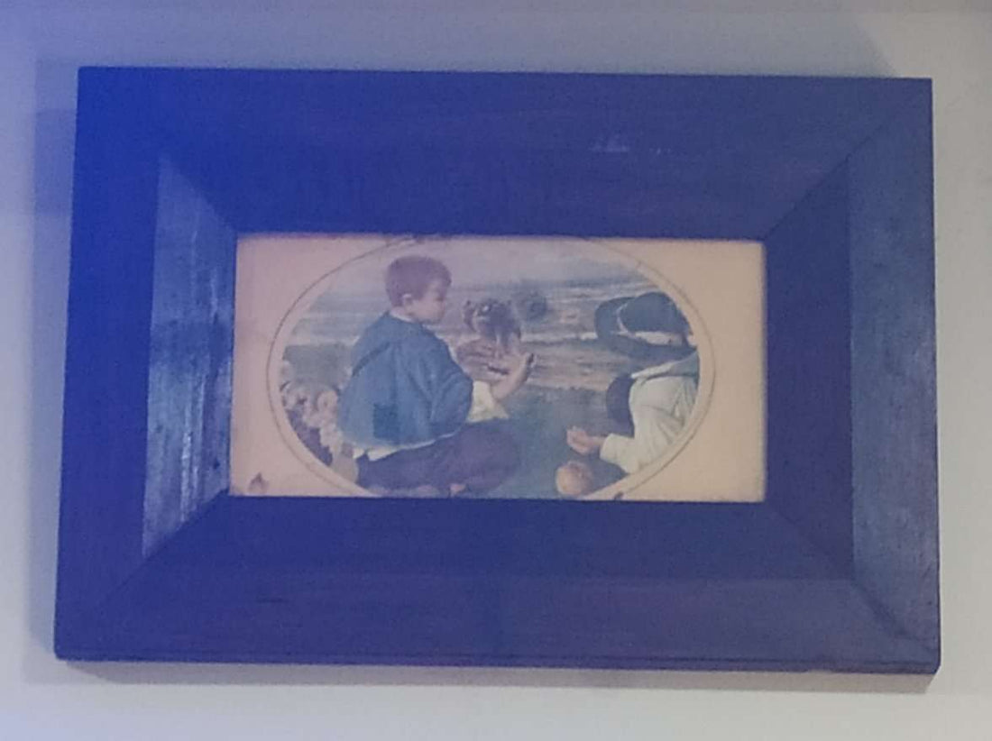 Lamina antigua de escena pastoral con marco de caoba, muestra a dos niños en un campo con flores y un perro. Ideal para decoración vintage de hogar.