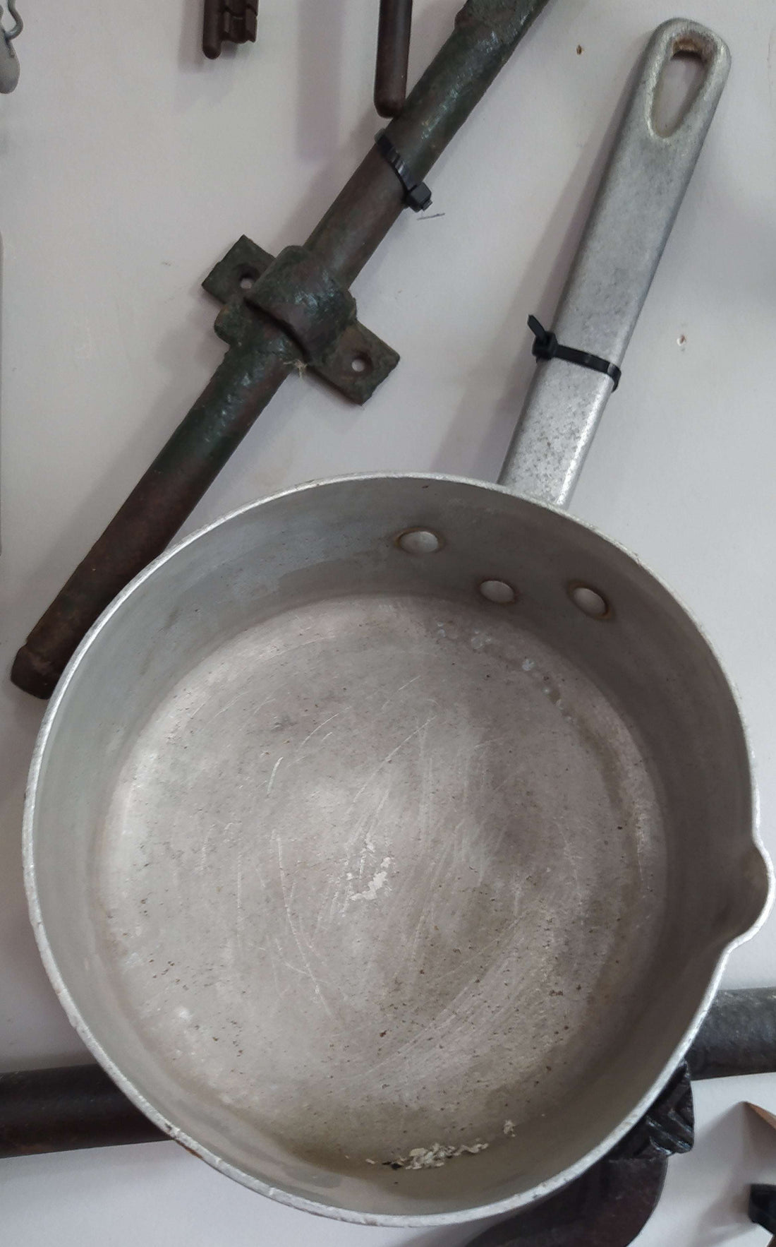 Cazo de aluminio antiguo en perfectas condiciones, ideal para decorar cocinas vintage o colecciones de utensilios retro.