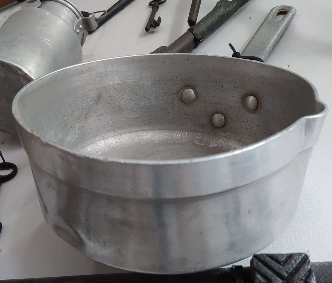 Cazo de aluminio antiguo en perfectas condiciones, ideal para decorar cocinas vintage o colecciones de utensilios retro.