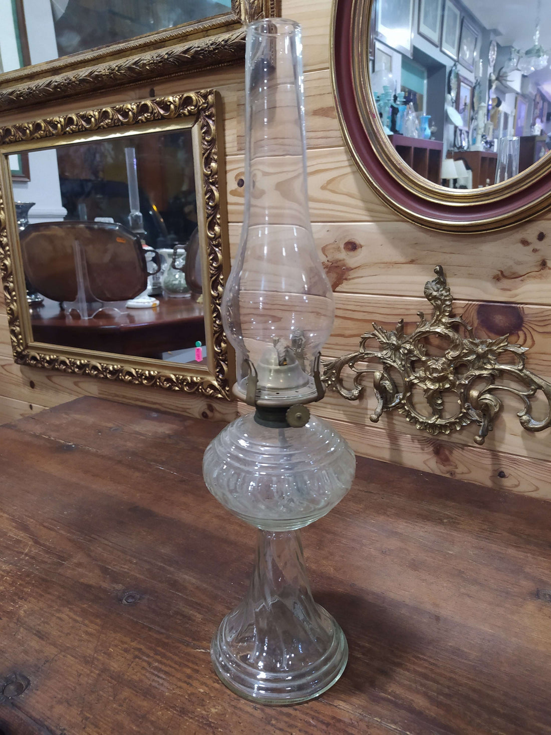 Quinque de cristal antiguo en perfecto estado con base tallada y chimenea alta, ideal para coleccionistas y decoración vintage de interiores.