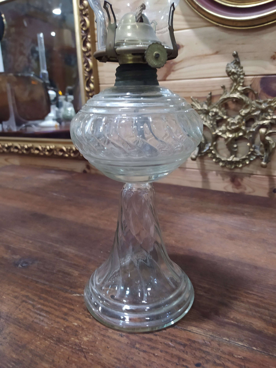 Quinque de cristal antiguo en perfecto estado con base tallada y chimenea alta, ideal para coleccionistas y decoración vintage de interiores.