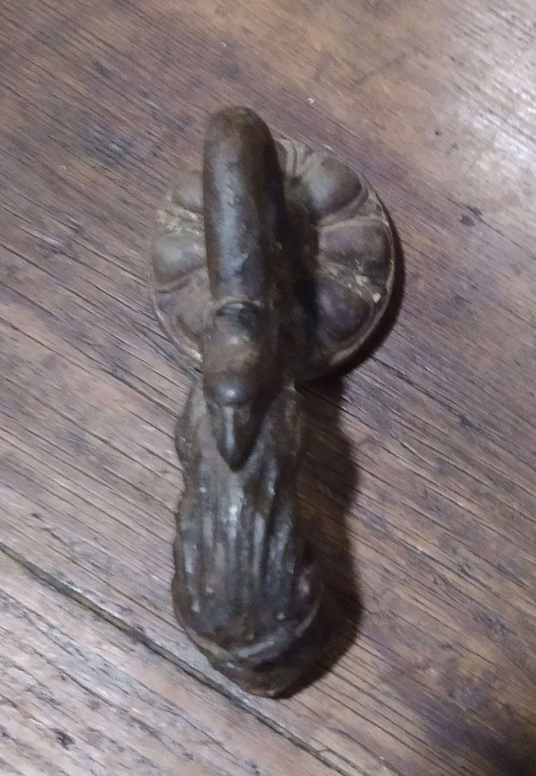 Aldaba-llamador de puerta antigua S. XVIII en hierro forjado con diseño de serpiente y cabeza de águila, ideal para decoración vintage de hogar.