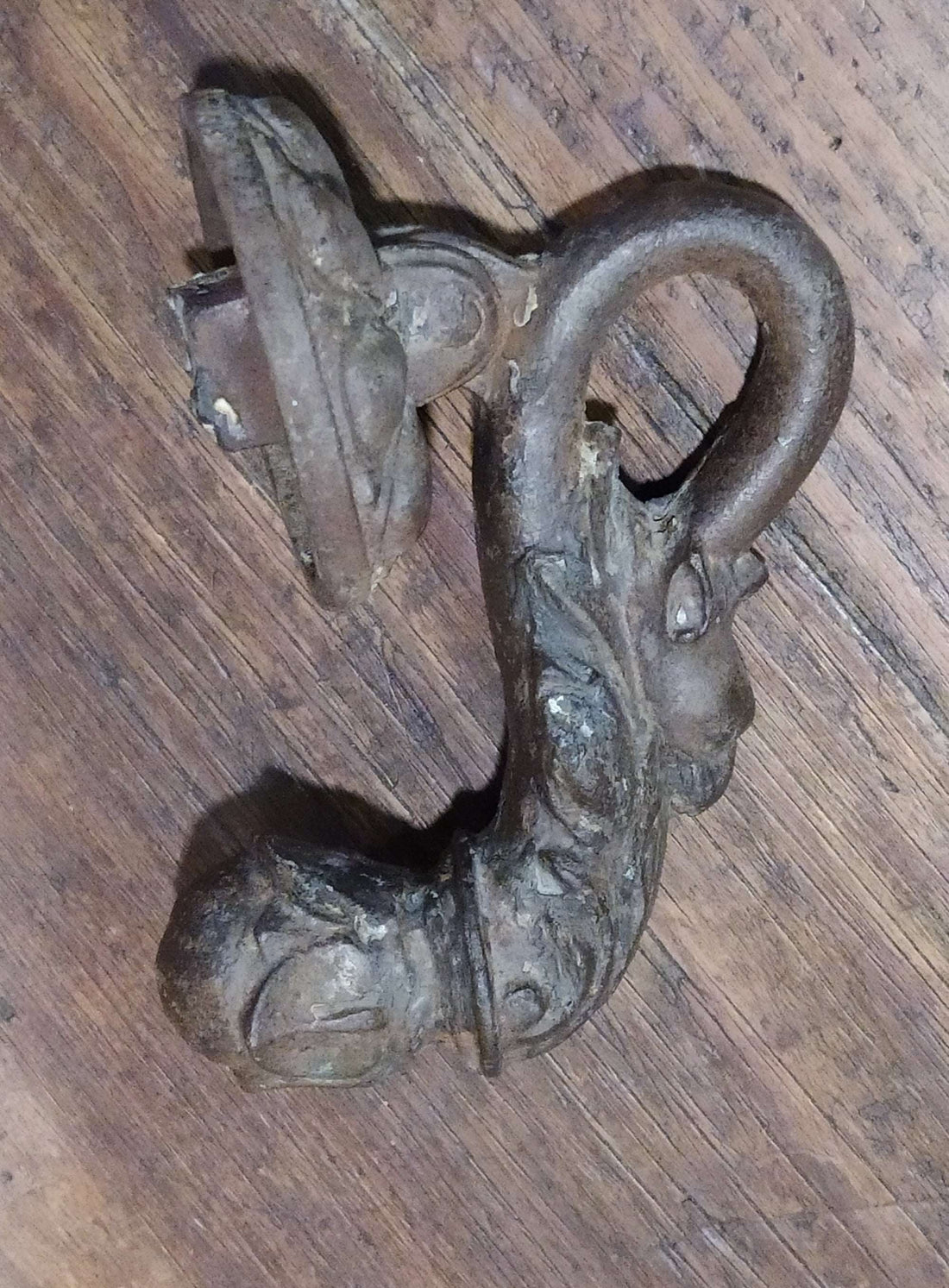 Aldaba-llamador de puerta antigua S. XVIII en hierro forjado con diseño de serpiente y cabeza de águila, ideal para decoración vintage de hogar.