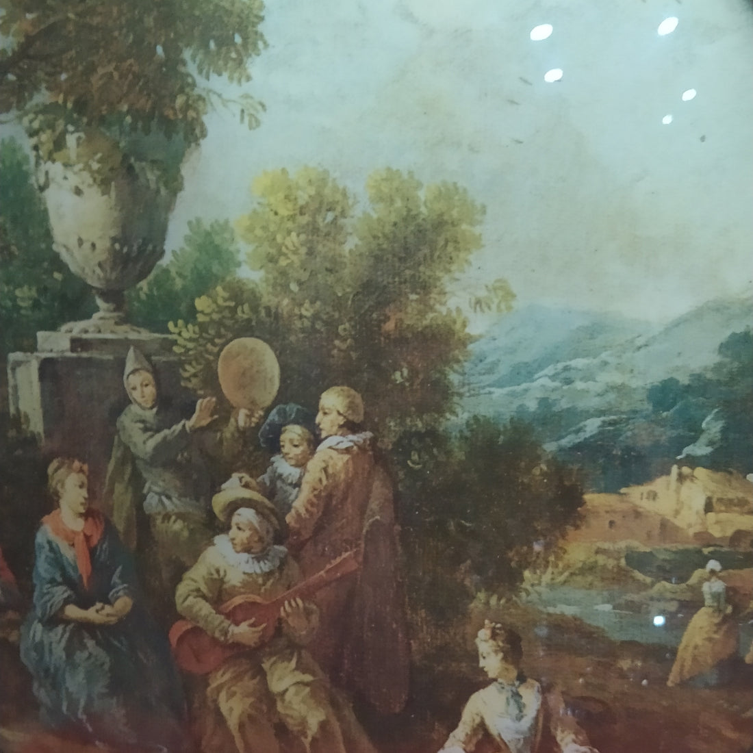 Vista frontal del cuadro italiano con marco de metal y cristal ovalado, destacando su diseño elegante y dimensiones de 39 x 30 cm.