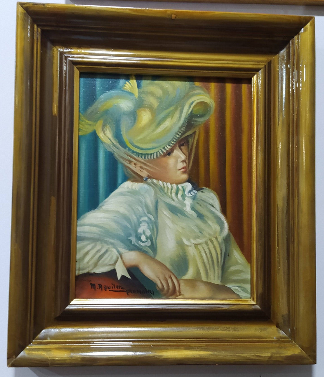 Óleo de señora elegante con sombrero decorativo, enmarcado en marco dorado, estilo clásico ideal para decoración sofisticada.