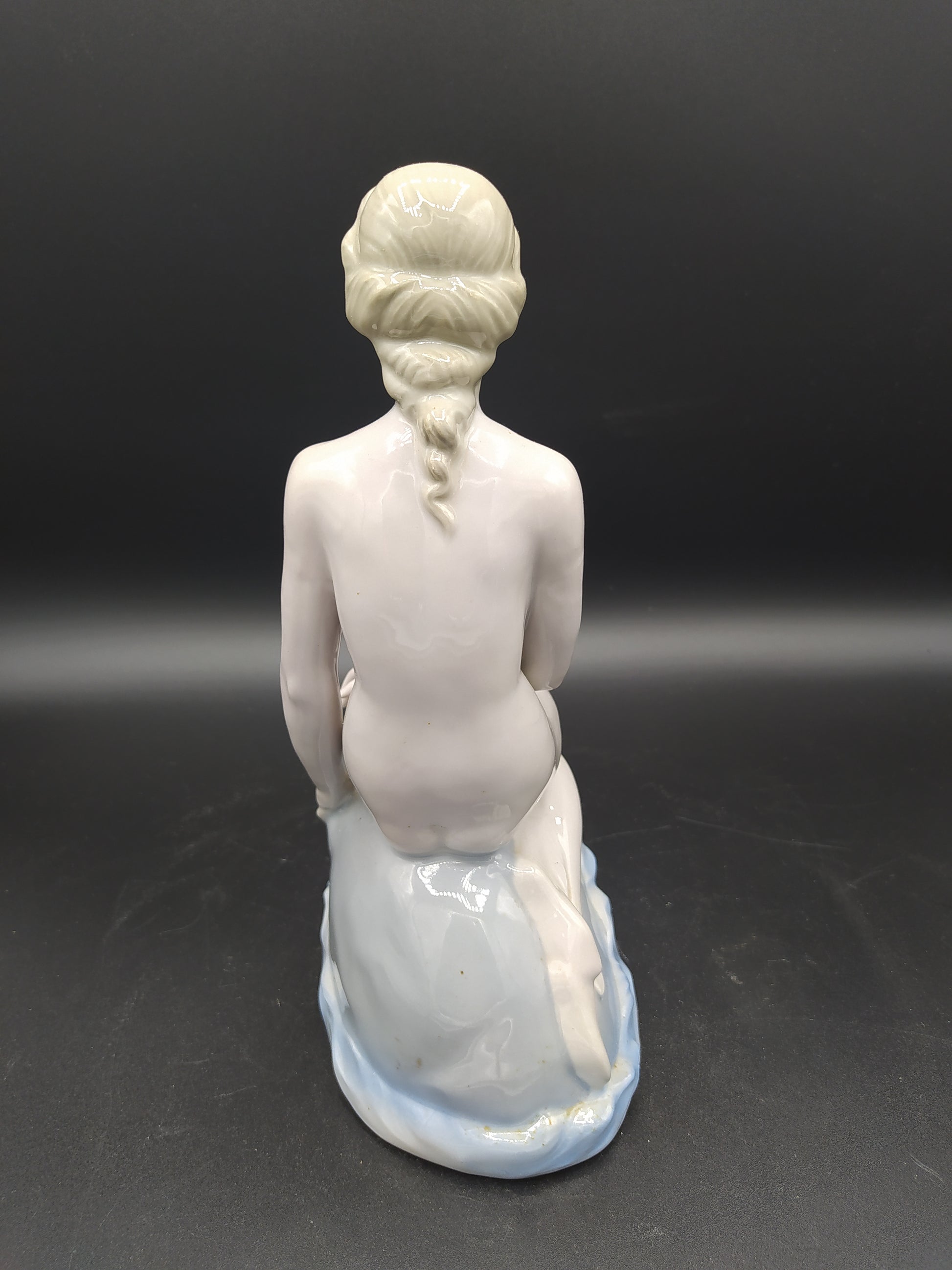 Parte trasera de la figura de La Sirenita de porcelana, resaltando su peinado detallado y acabado artesanal, ideal para decoración de interiores.