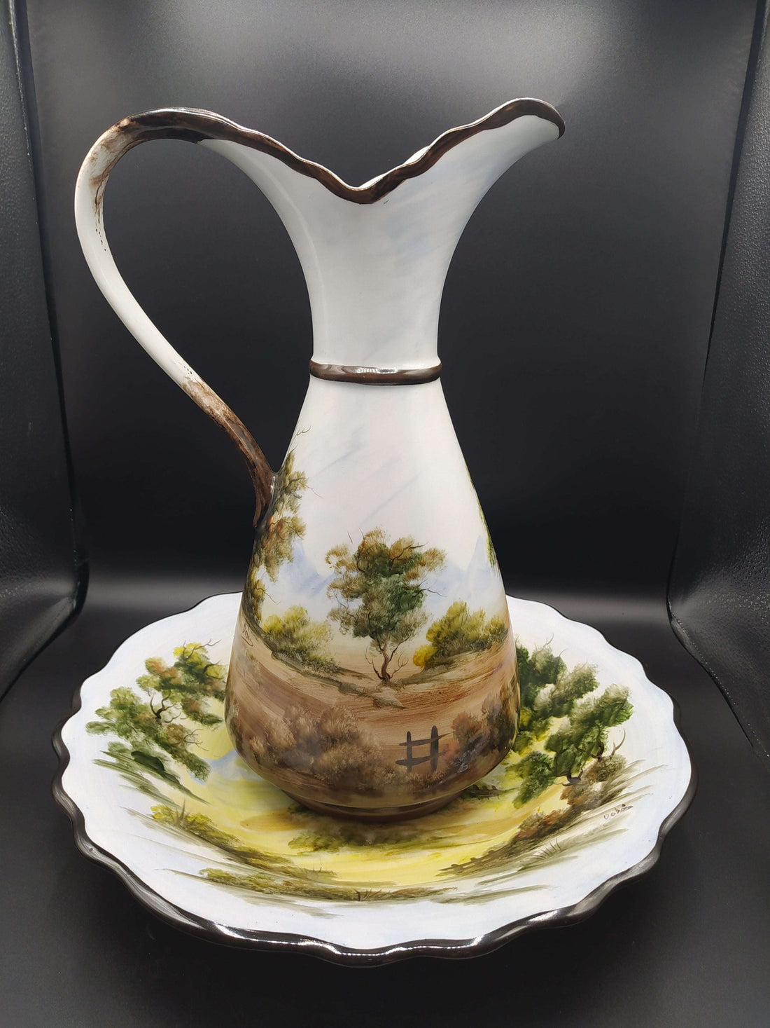 Exclusivo set de cerámica artesanal pintada a mano: aguamanil, jarra y palangana con diseños únicos."