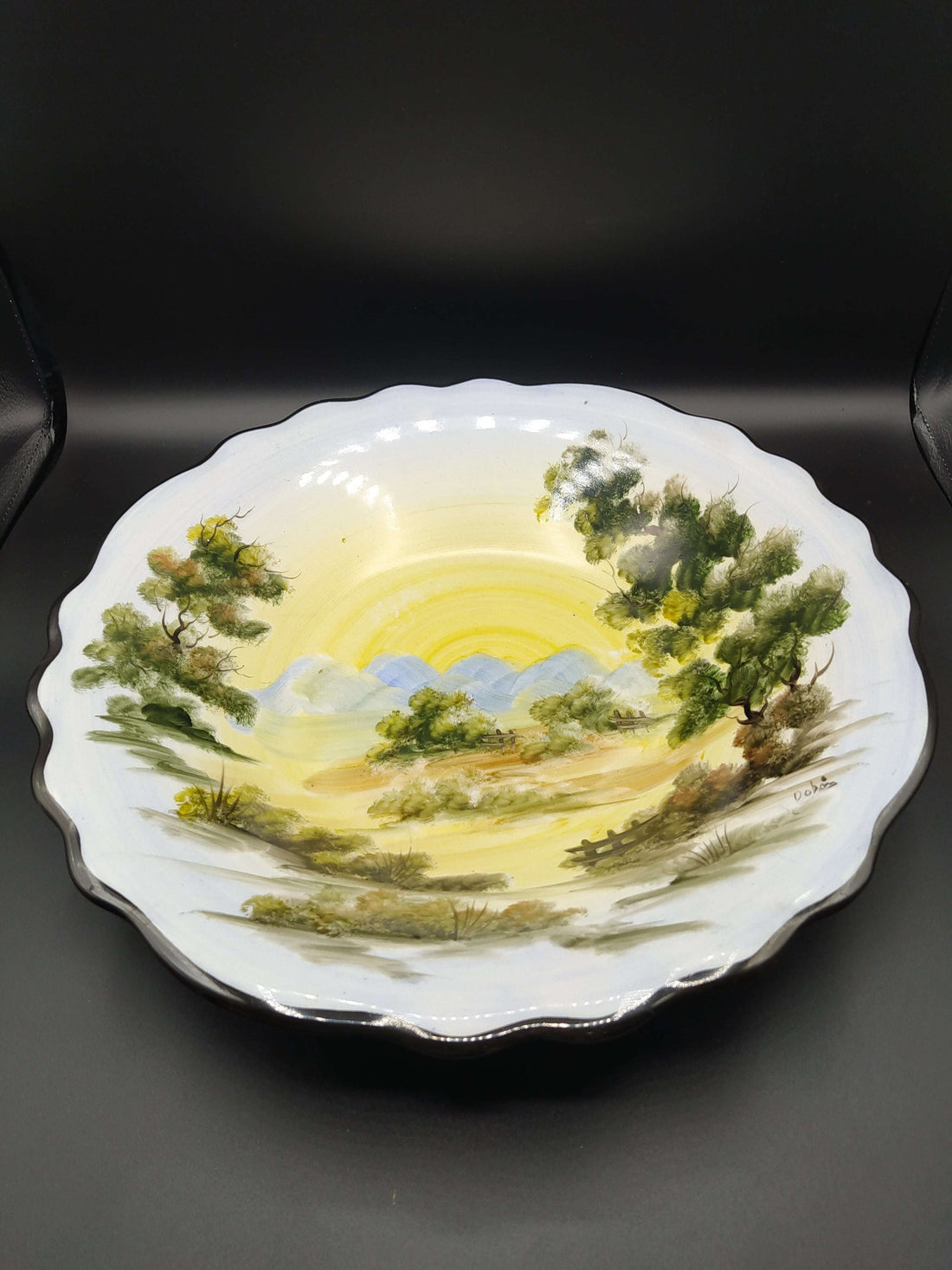 Exclusivo set de cerámica artesanal pintada a mano: aguamanil, jarra y palangana con diseños únicos."