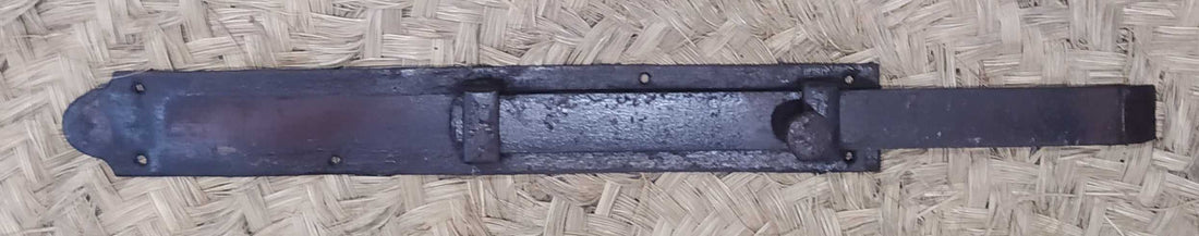 Pestillo central para puerta de hierro forjado con diseño antiguo, ideal para decoración rústica y seguridad en el hogar.